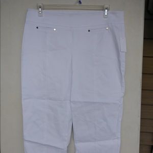 NWT Simply Emma Pull On White Capri’s. Sz 16w.